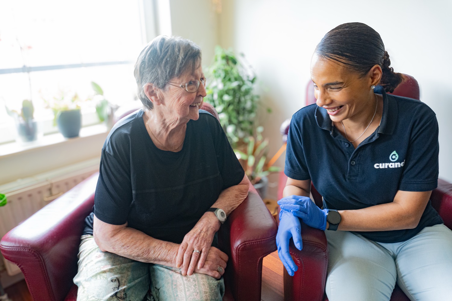 Zorgmedewerker in gesprek met cliënt